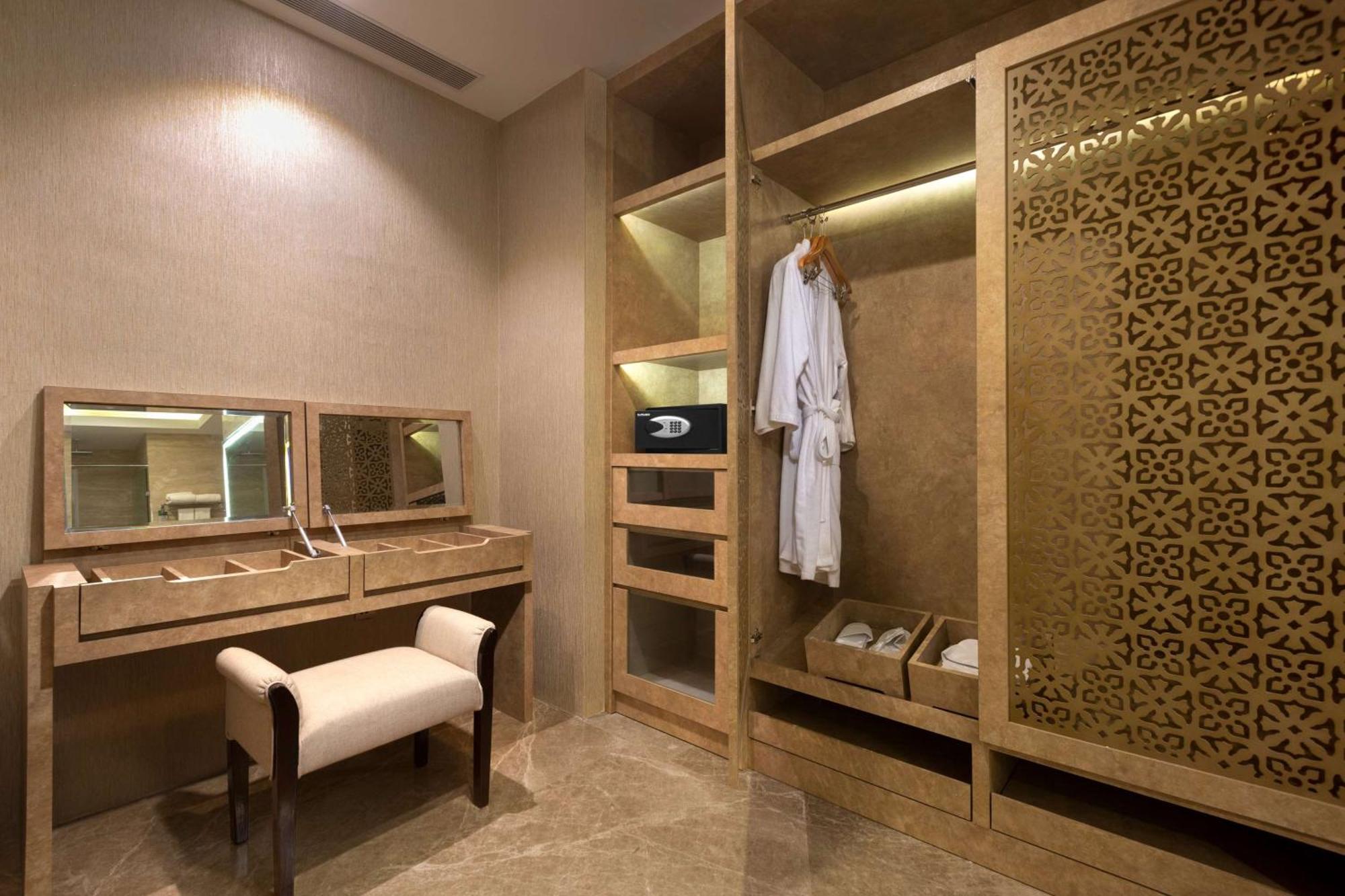 Best Western Premier Panbil Batam Exterior foto